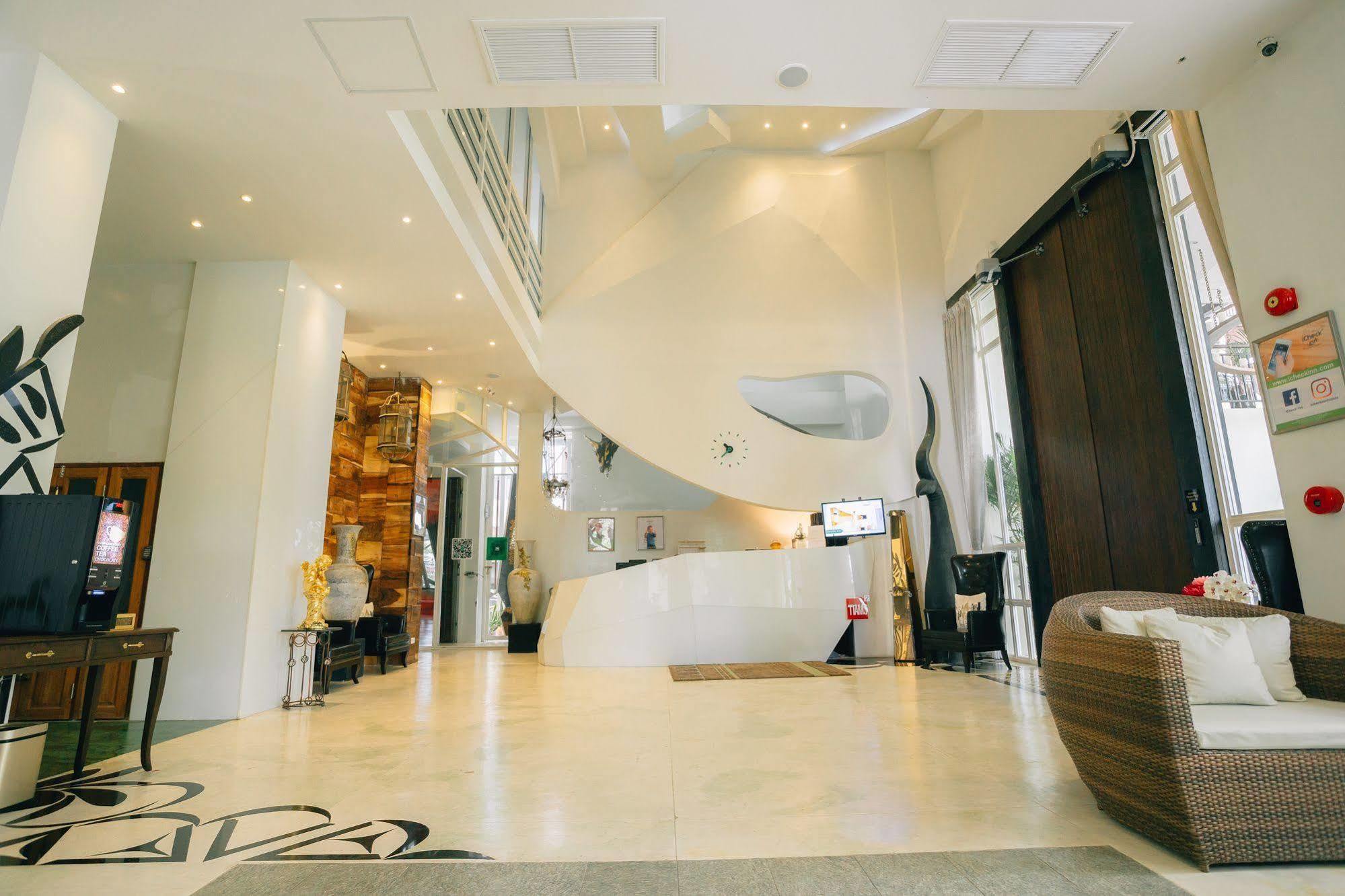 Icheck Inn Trams Square Chiang Mai Bagian luar foto