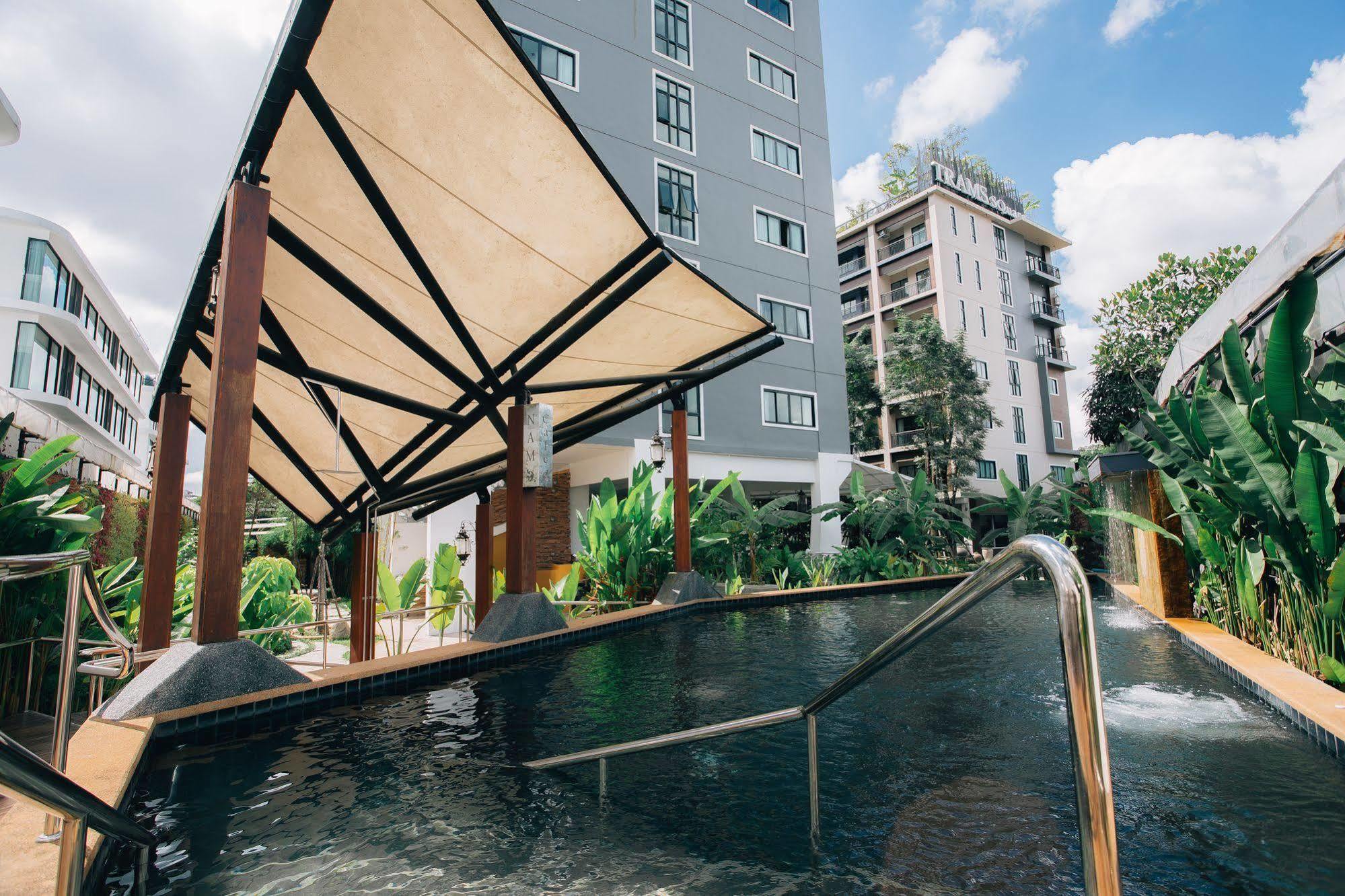 Icheck Inn Trams Square Chiang Mai Bagian luar foto