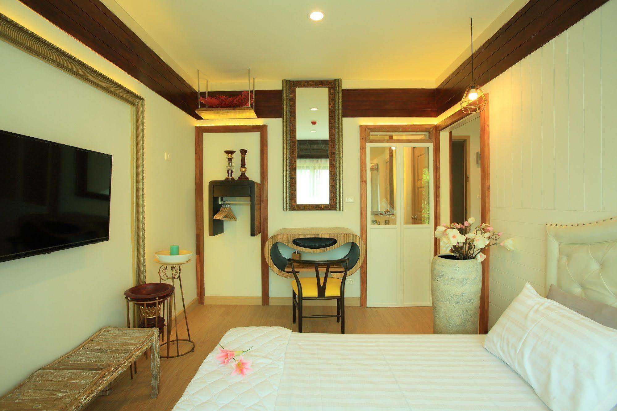 Icheck Inn Trams Square Chiang Mai Bagian luar foto