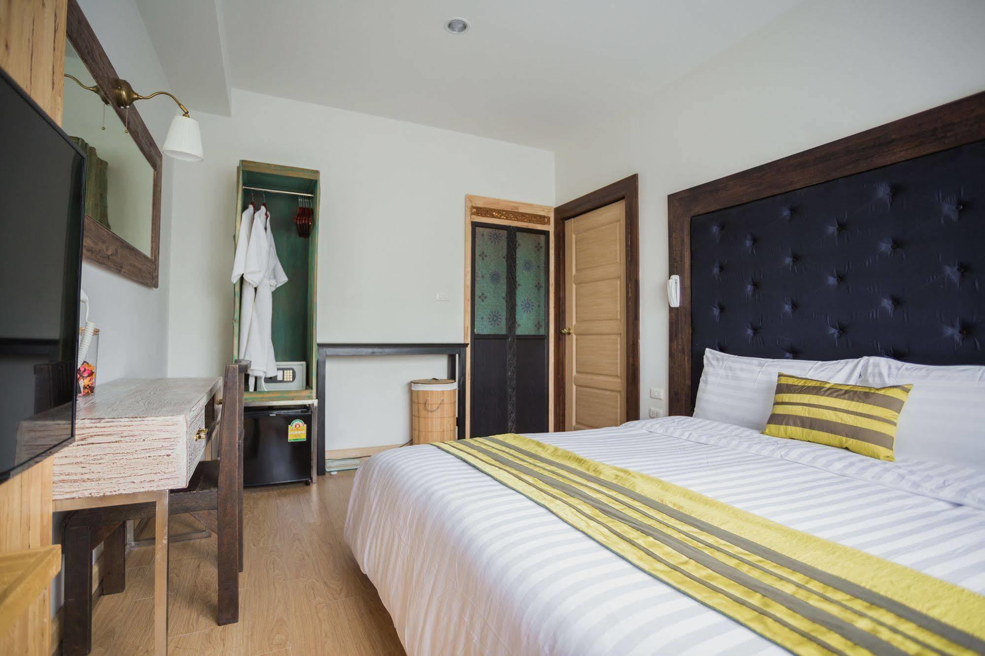 Icheck Inn Trams Square Chiang Mai Bagian luar foto