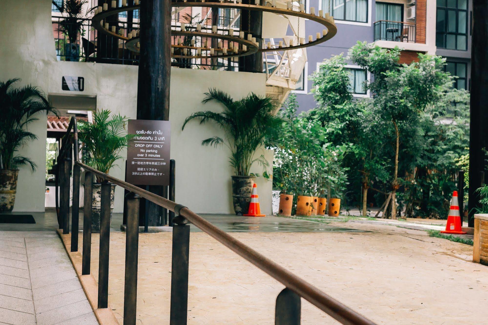 Icheck Inn Trams Square Chiang Mai Bagian luar foto