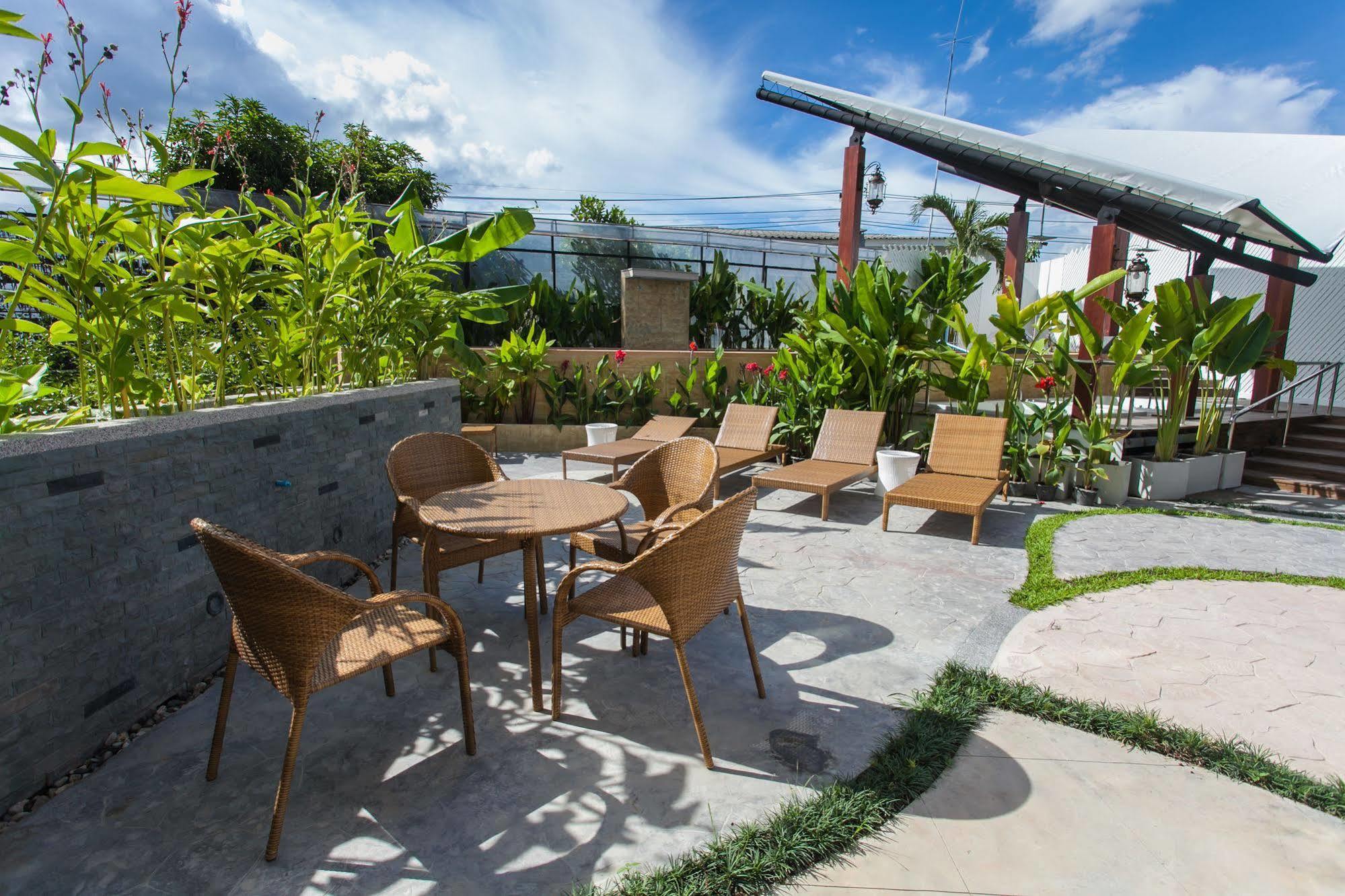Icheck Inn Trams Square Chiang Mai Bagian luar foto